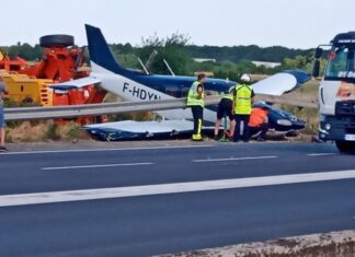 Piper PA-28 misses runway and crash lands next to French motorway N104