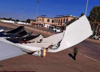 Air Algérie Boeing 737 clips wing with light pole upon arrival Tlemcen Airport, Algeria