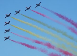 Hundreds of people witness the acrobatics of the Patrulla Águila for the 110th anniversary of aviation in the Canary Islands