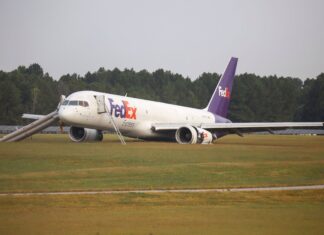 Fedex Boeing 757 crashlands at Chattanooga after landing gear failure