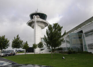 Lightning hits Brest control tower: all flights cancelled until Tuesday