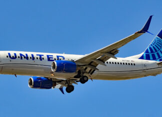 United Airlines flight diverted due to cracked windshield on Boeing 737-800
