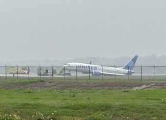 United Airlines Boeing 737 MAX 8 rolls into soft ground after landing at Houston Airport