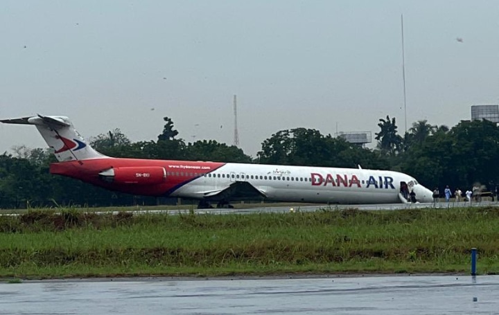 Dana Air McDonnell Douglas MD-82 skids off runway during landing attempt at Lagos, Nigeria