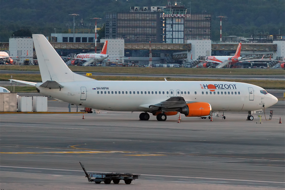 Air Horizont flight HT6061 makes emergency landing in Athens due to windshield crack