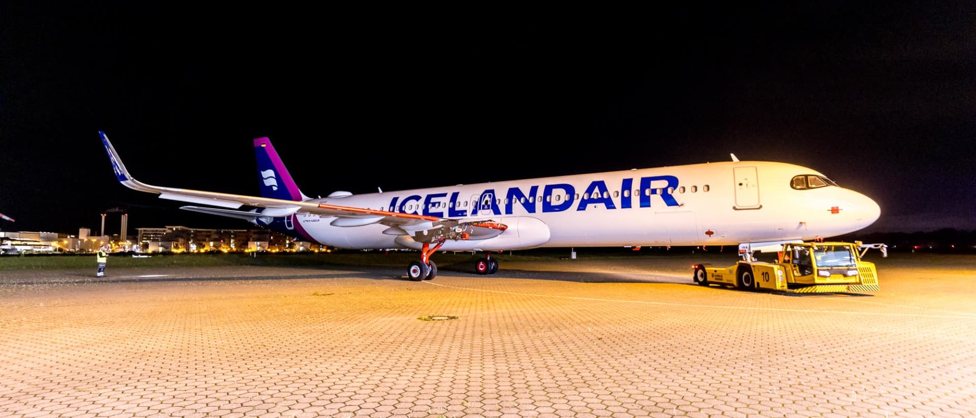 Icelandair’s first Airbus A321 rolled out of the paint shop