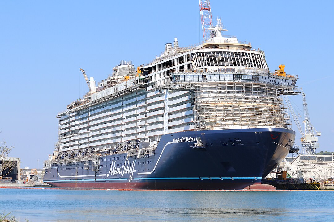 Robbie Williams to set sail with TUI Cruises at new ship christening