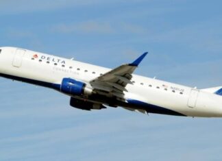SkyWest Airlines pilot avoids mid-air collision with B-52 bomber over North Dakota