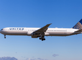 United Airlines jet strikes highway light pole on approach to Newark, lands safely