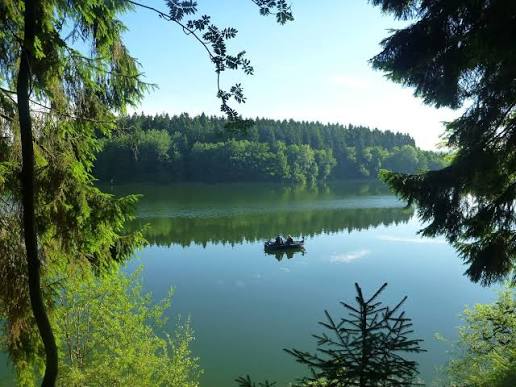 Two escape after microlight crashes into Lake Bütgenbach, East Belgium