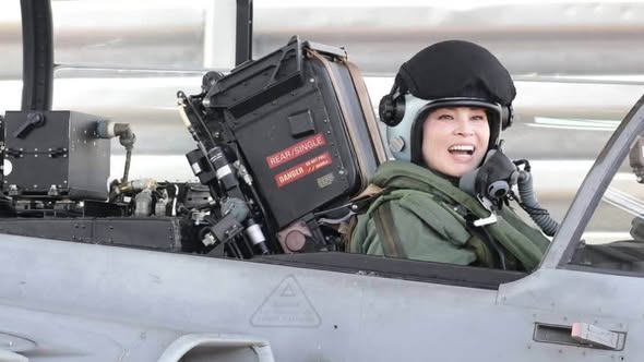 [Video] Thailand’s Queen completes first solo Gripen fighter flight